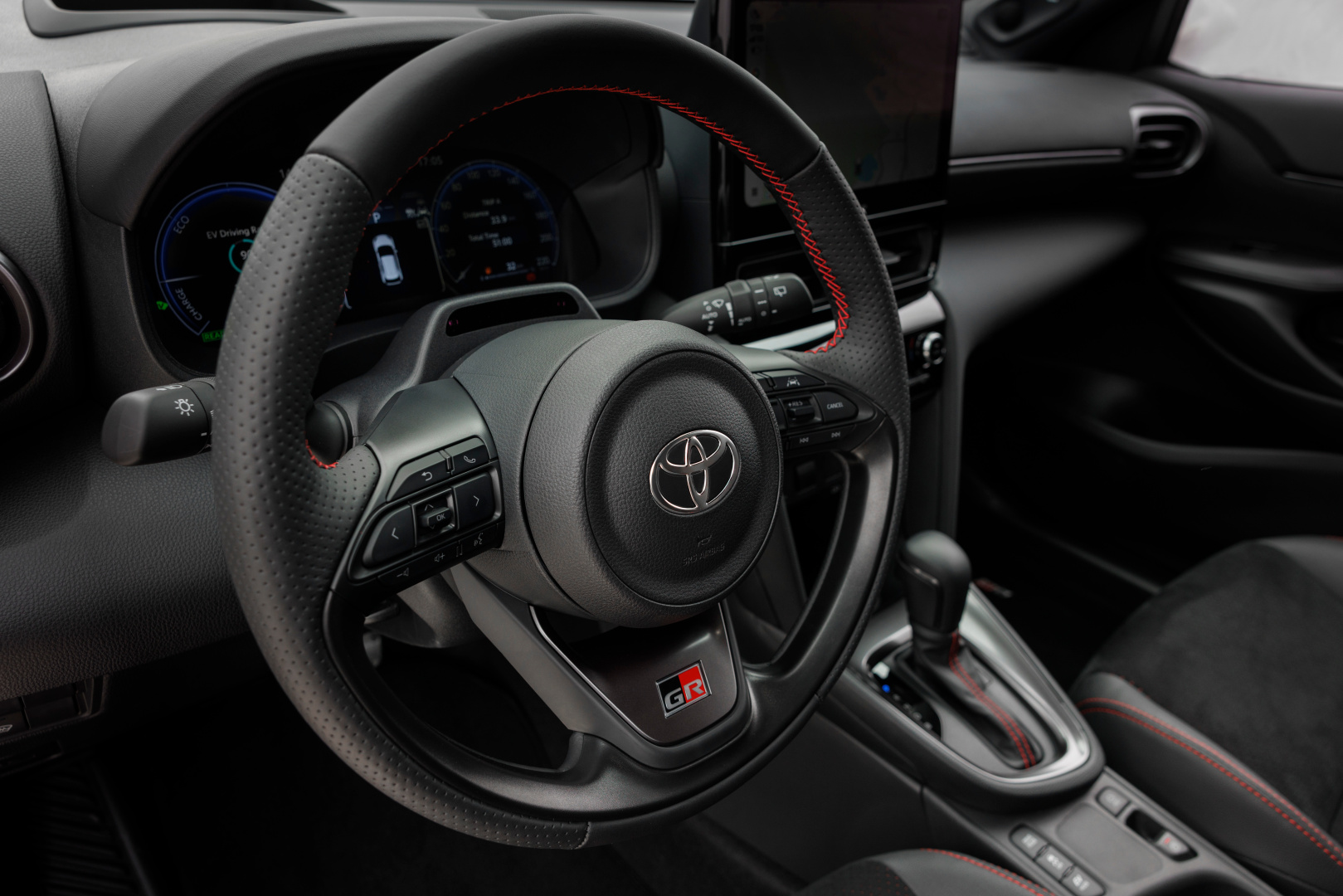 SMALL_2026_yariscross_stormgrey_interior_04